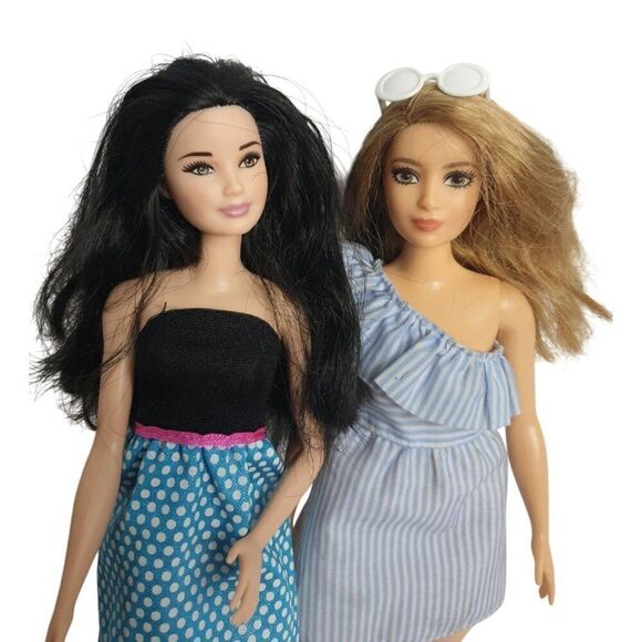 Barbie Fashionistas Dolls with Chair, Blankets, and Accessories Bundle - Picture 2 of 5